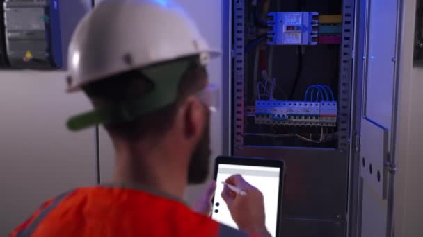 Ingeniero eléctrico está dibujando diagrama de panel eléctrico por tableta — Vídeo de stock