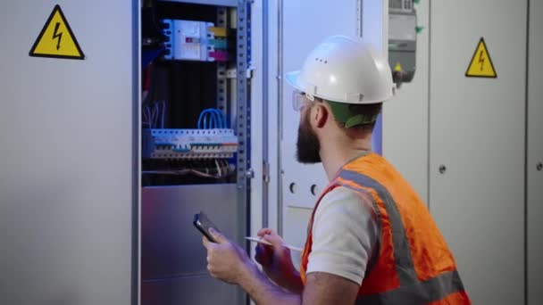Électricien assurant le contrôle des équipements de la centrale — Video