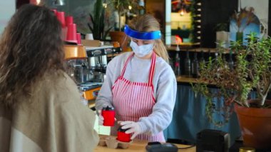 Coronavirüs salgını sırasında kahve dükkanında hizmet, müşteri ve personel üzerinde koruyucu ekipman
