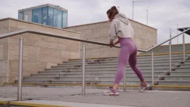 Yoğun eğitimden önce bacak esnetme egzersizi.