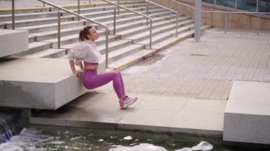 Sabahları modern şehir parkında spor faaliyetleri. Kadınlar yalnız çalışıyor.