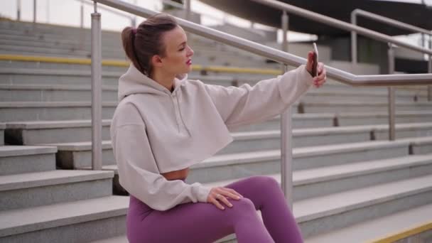 Młoda sportowa kobieta robi selfie przez smartfona — Wideo stockowe