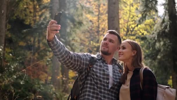 Backpackers robią selfie przez smartfona w lesie — Wideo stockowe