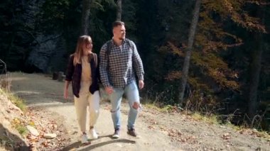 Genç çiftlerin ormanlarında hafta sonu gezisi. Doğadaki kadın ve erkek.