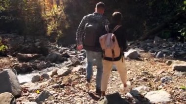 Gezginler manzaralı bir dağ deresi buldular.