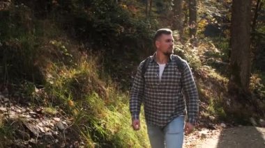 İnsanoğlu sonbahar günü ormanda tek başına seyahat eder.