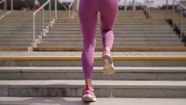 Стройные ноги и ягодицы молодой спортивной женщины во время тренировок на открытом воздухе — стоковое видео