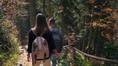 İki gezgin ulusal rezervi ziyaret ediyor.