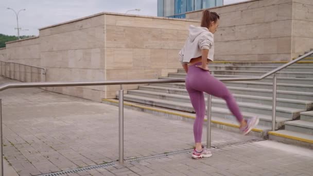 Sport et mode de vie sain en ville, la femme s'entraîne seule à l'extérieur — Video