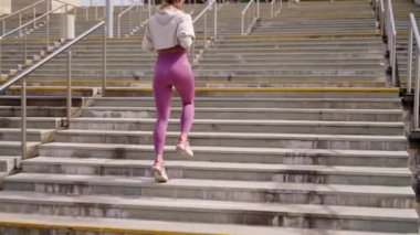 Şehirde sabah koşusu yaparken merdivenlerden atlamak.