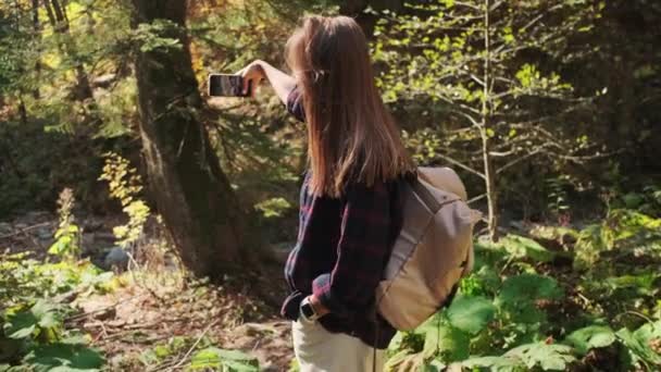 Bersiap-siap untuk posting tentang hiking di media sosial — Stok Video