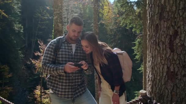 在森林中航行，游客们正在用智能手机定位保护区 — 图库视频影像