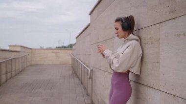 Eğitimden önce müzik için sörf yapmak