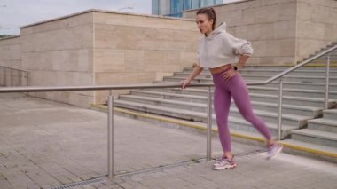 Sabah jimnastiği açık havada, kadın sağlıklı bir hayat sürüyor.