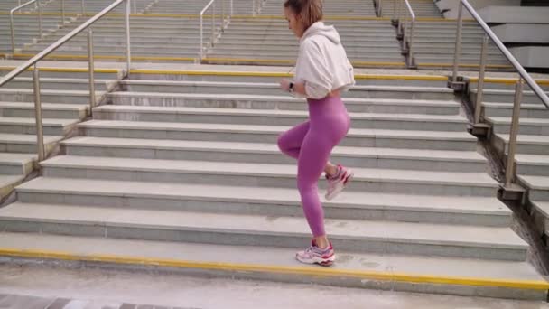 Κατάρτιση για τα πόδια σε σύγχρονες συνθήκες της πόλης, γυναίκα πηδάει πάνω από τις σκάλες — Αρχείο Βίντεο