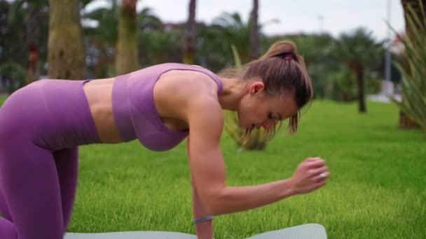 Jóga a fitness trénink v areálu parku v letní den — Stock video