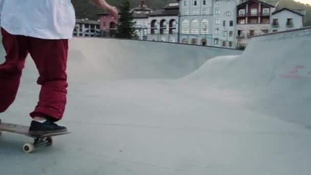 供年轻人运动的现代城市滑雪场 — 图库视频影像