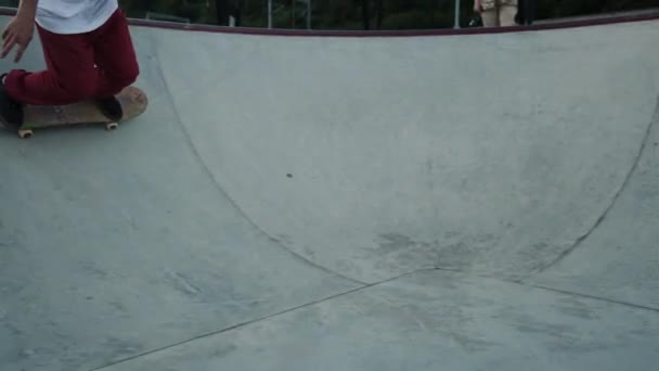 Skateboarder fährt in Betonschüssel — Stockvideo