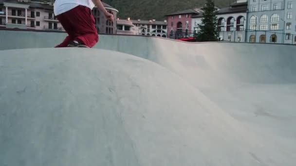 Entrenamiento de skateboarder en pista de bowl — Vídeo de stock