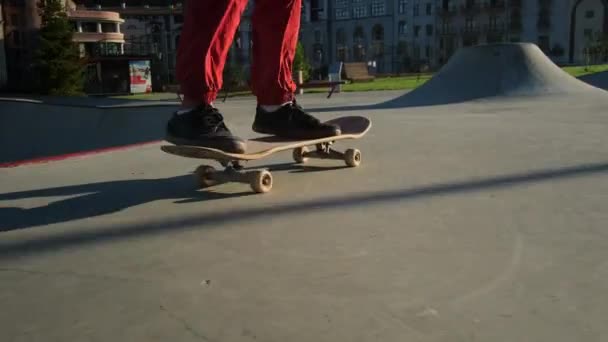 Skateboarder gagal untuk melakukan ollie atas hambatan — Stok Video