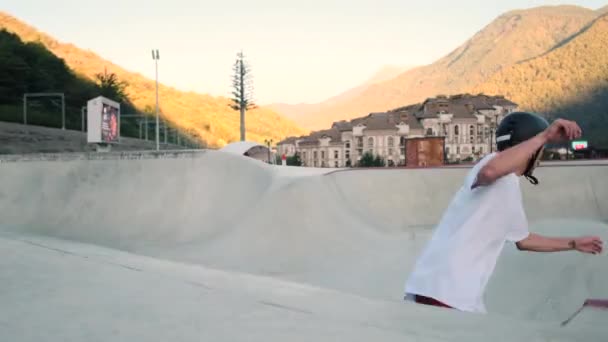 Patinador praticando no skatepark cênico de Krasnaya Polyana, Rússia — Vídeo de Stock