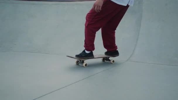 Skater boy está abordando en parque extremo en la ciudad moderna — Vídeo de stock