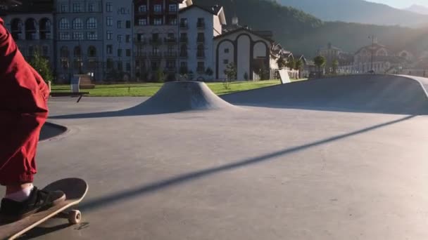 Skateboarder profesional saltando sobre el obstáculo en skatepark — Vídeo de stock