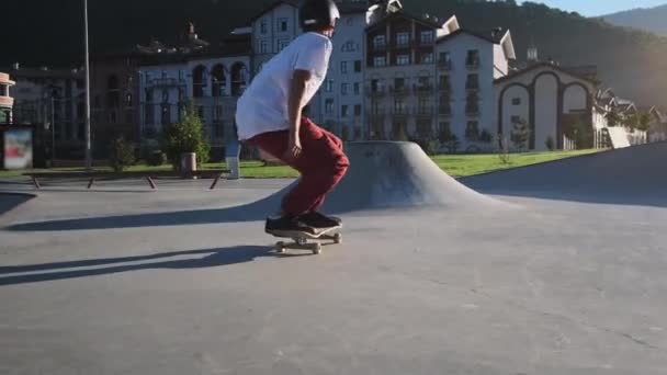 Экстремальный парк для тренировки скейтбординга, молодой спортсмен катается на коньках — стоковое видео