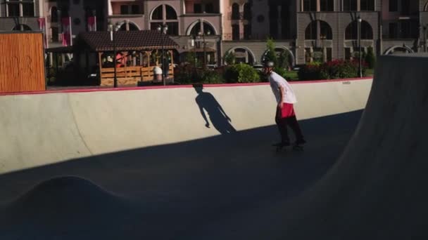 Patinador amateur aprendiendo a patinar en pista de bowl — Vídeo de stock