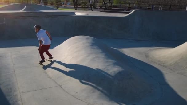 Funbox v skateboard parku, extrémní milovník bruslení na skateboardu — Stock video