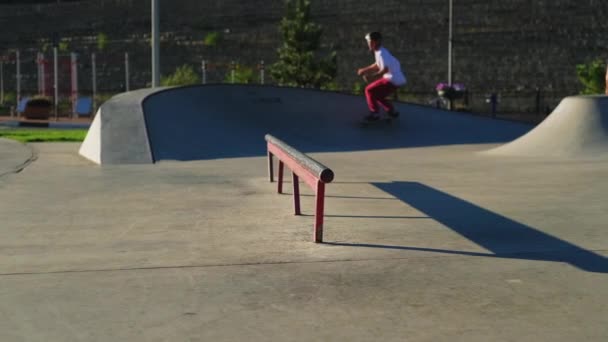 스케이트 파크에서 스케이트 보드를 타는 남자 — 비디오