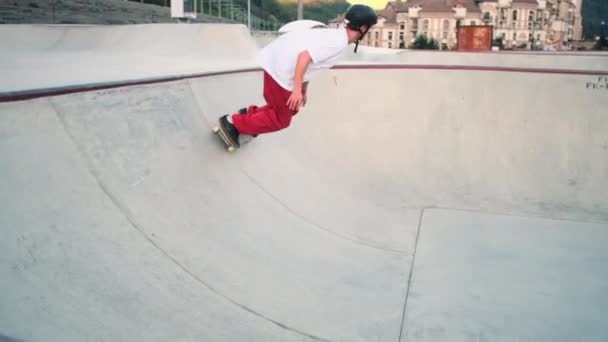 Skateboardista cvičení v misce rampy v Krasnaya Polyana, Rusko — Stock video