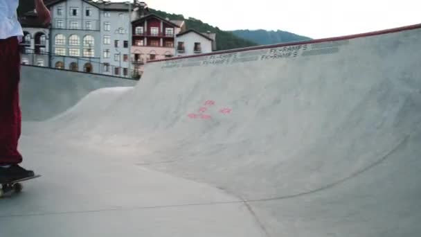 Patinador profesional que actúa en rampa de tazón — Vídeo de stock