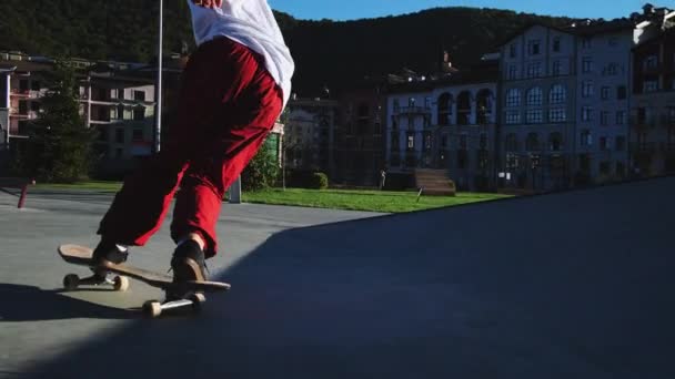 스케이트보더 가 스케이트보드를 잃으면서 철도 미끄럼틀에서 실패하다 — 비디오