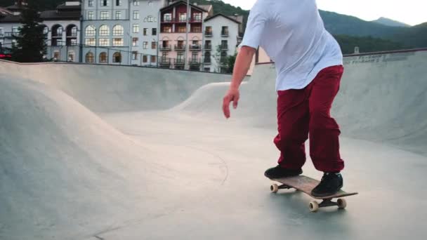 Skateboard rider practicando en skatepark de Krasnaya Polyana, Rusia — Vídeo de stock