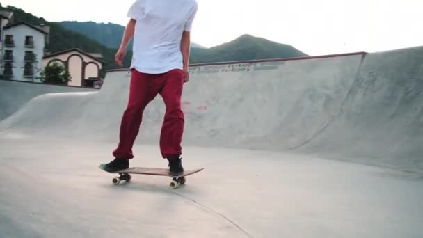 Guy školení v míse rampa a zlepšení skateboarding dovednosti — Stock video