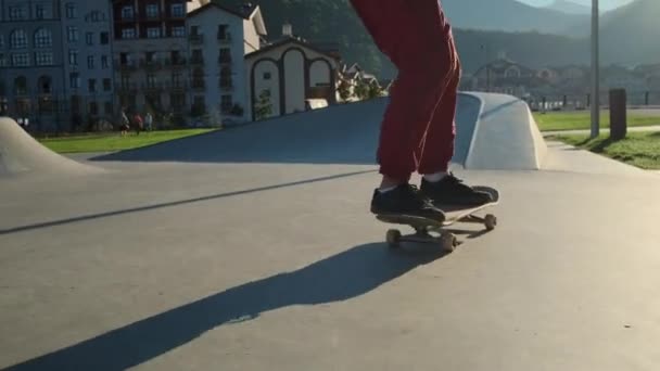 Skater practicando trucos en skatepark y tobogán fallido — Vídeo de stock