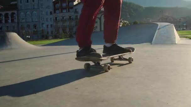 Skateboarder habilidades de afilado en hacer trucos — Vídeo de stock