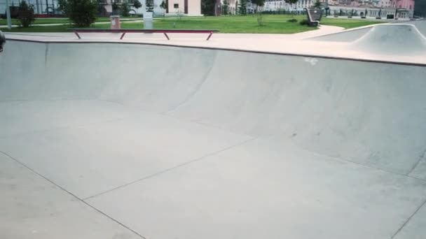 Practicar patinaje en pista de bowl — Vídeos de Stock