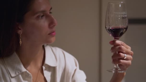 Restoranda ya da şaraphanede kırmızı şarap tatmak. — Stok video