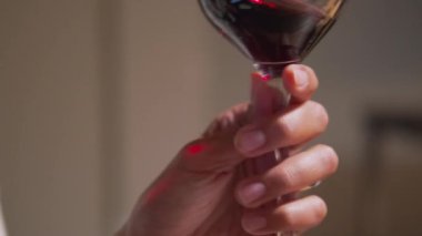 Lokantada güzel kırmızı şarabın tadını çıkarıyorum, içinde şarap olan şarap kadehini kapatıyoruz.