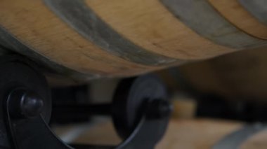 Şarap, 2018 tarihli ahşap fıçıda yaşlanıyor.