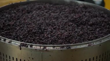 Şarap fabrikasında basın işleminden sonra üzüm atıkları