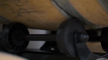 Üzüm bağında şaraplı yeni meşe fıçısı, yaşlanma süreci ve fermantasyon