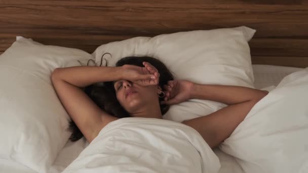 Ráno se probudila mladá žena, ležící sama ve své ložnici — Stock video