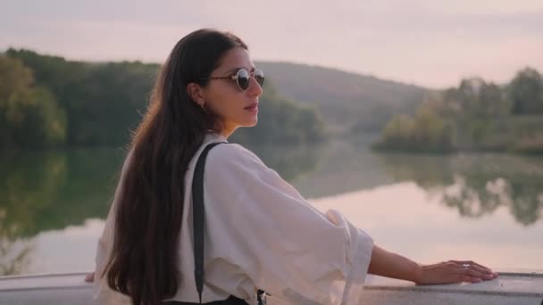 Mulher contemplando a natureza ao pôr do sol — Vídeo de Stock