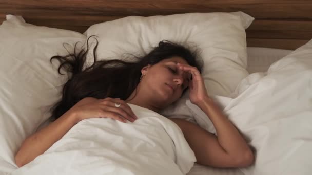 Mattina dopo la festa, la donna si sveglia da sola nella stanza d'albergo — Video Stock