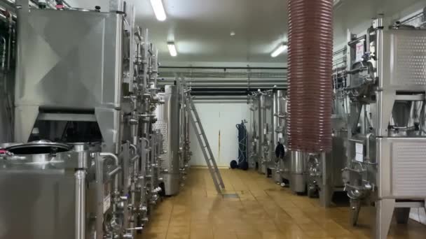 Внутри современного винного завода — стоковое видео