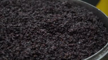 Şarap üretim fabrikasının atölyesinde mezgalı konteyner