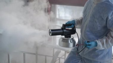 COVID-19 'u durdurmak için merdivenleri ve tırabzanları dezenfekte ediyorum.